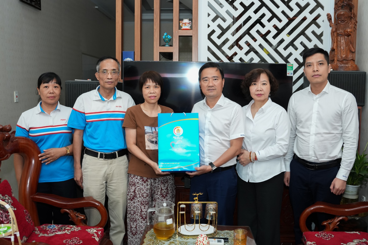 Ông Vũ Anh Tuấn - Phó Chủ tịch Công đoàn Petrovietnam cùng đoàn công tác ân cần thăm hỏi tình hình sức khỏe, đời sống và quá trình điều trị của từng đoàn viên.