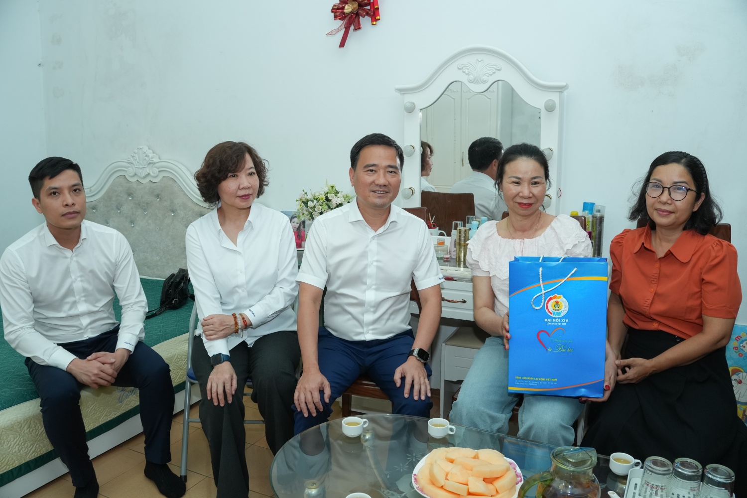 Chị Lò Thị Vân, cán bộ Công ty Cổ phần Hóa dầu và Xơ sợi Việt Nam (VNPOLY) đang cố gắng vượt qua căn bệnh ung thư.