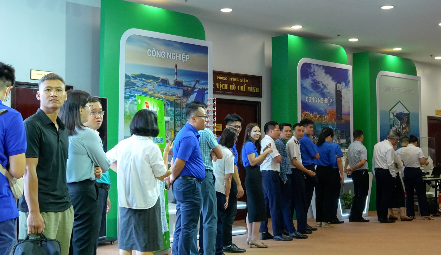 Người lao động Petrovietnam tích cực hưởng ứng chương trình hiến máu nhân đạo.