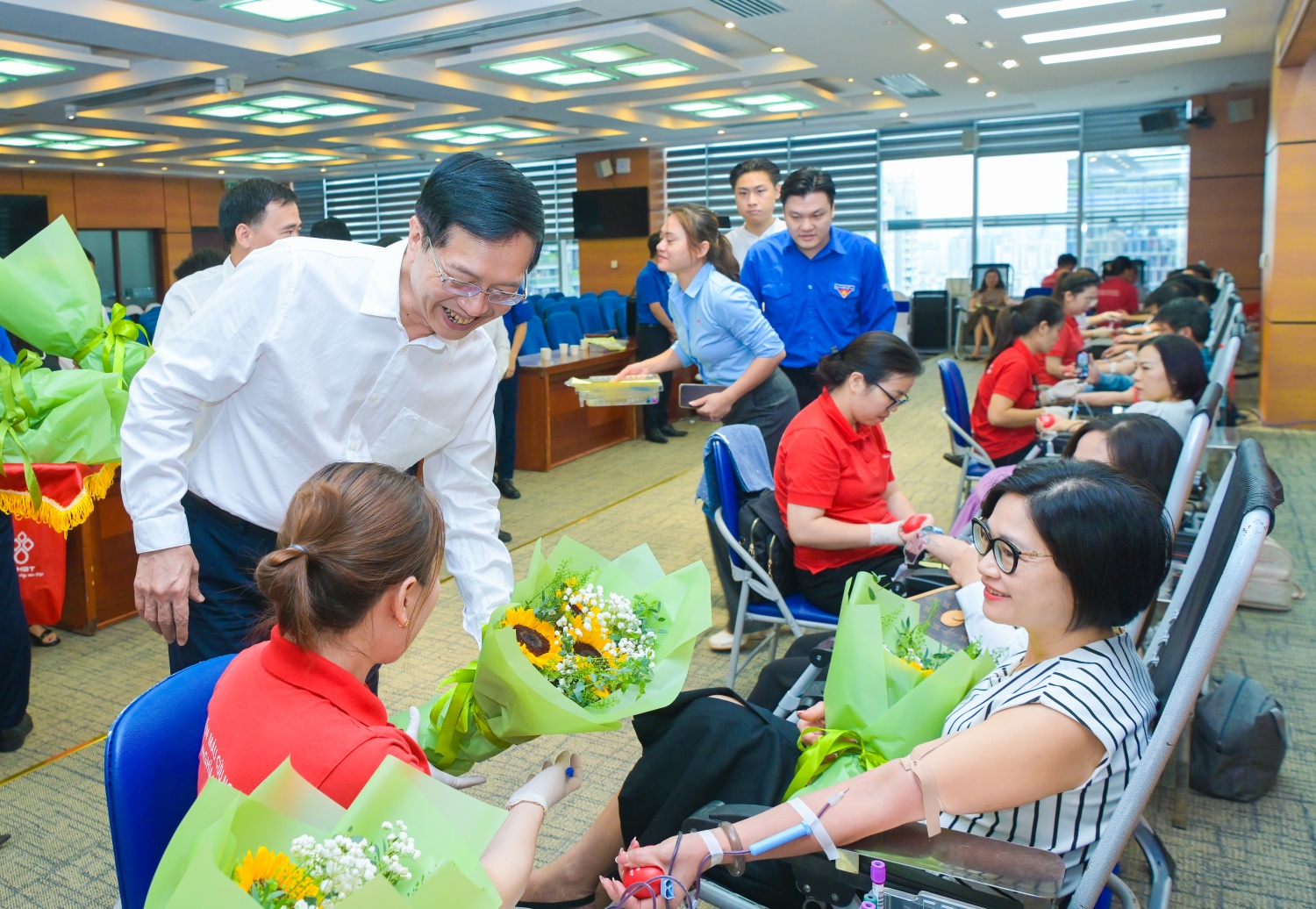 Phó Bí thư Thường trực Đảng ủy Petrovietnam Trần Quang Dũng tặng hoa động viên người lao động và cán bộ y tế tham gia Ngày hội hiến máu tình nguyện