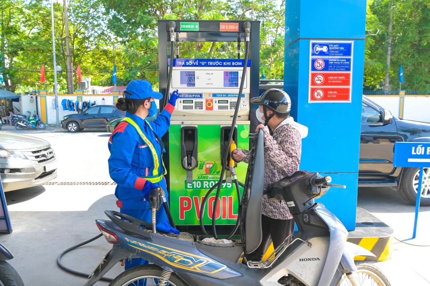 Không chỉ đảm bảo nguồn cung xăng dầu trong toàn hệ thống, Petrovietnam còn là đơn vị tiên phong trong việc thực hiện lộ trình xăng sinh học E10
