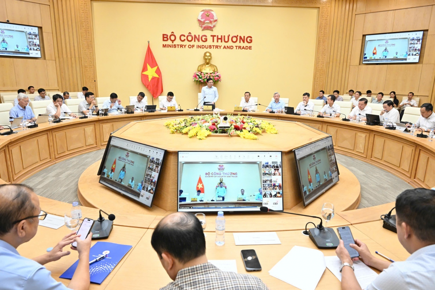 Bộ Công Thương có dấu ấn đậm nét trong việc đảm bảo chuỗi cung ứng xăng dầu và vận hành hệ thống điện trong bối cảnh có nhiều diễn biến bất lợi.
