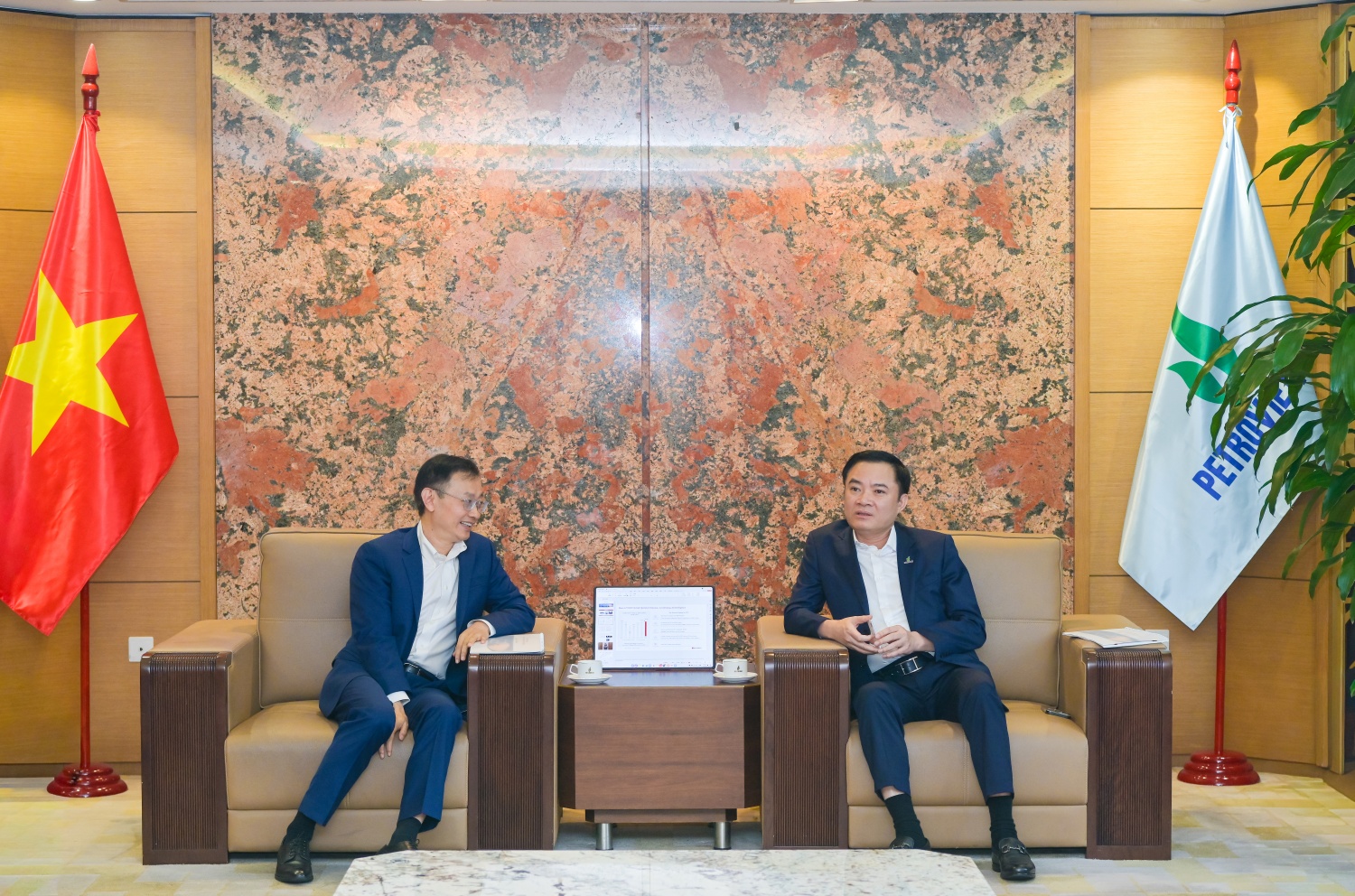 Chủ tịch HĐTV Petrovietnam Lê Ngọc Sơn trao đổi với ông Yi Xiang - Phó Chủ tịch Cấp cao Huawei toàn cầu