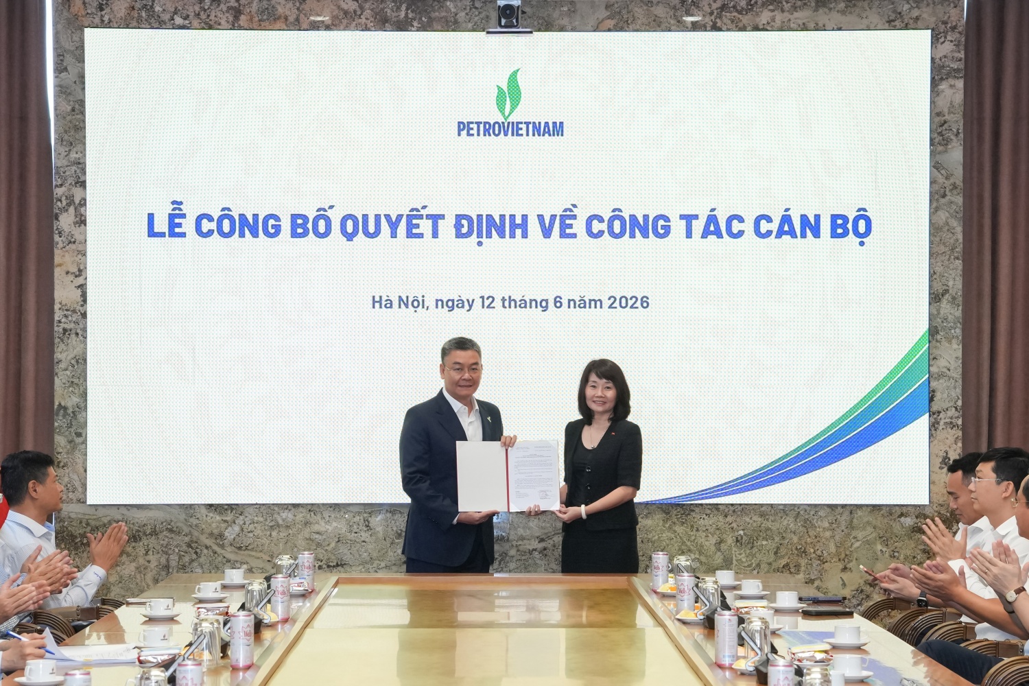 Đồng chí Nguyễn Thị Thu Lan - Phó Bí thư Đảng ủy Bộ Tài chính trao quyết định đồng chí Lê Mạnh Cường giữ chức Phó Bí thư Đảng ủy Tập đoàn nhiệm kỳ 2025 - 2030.