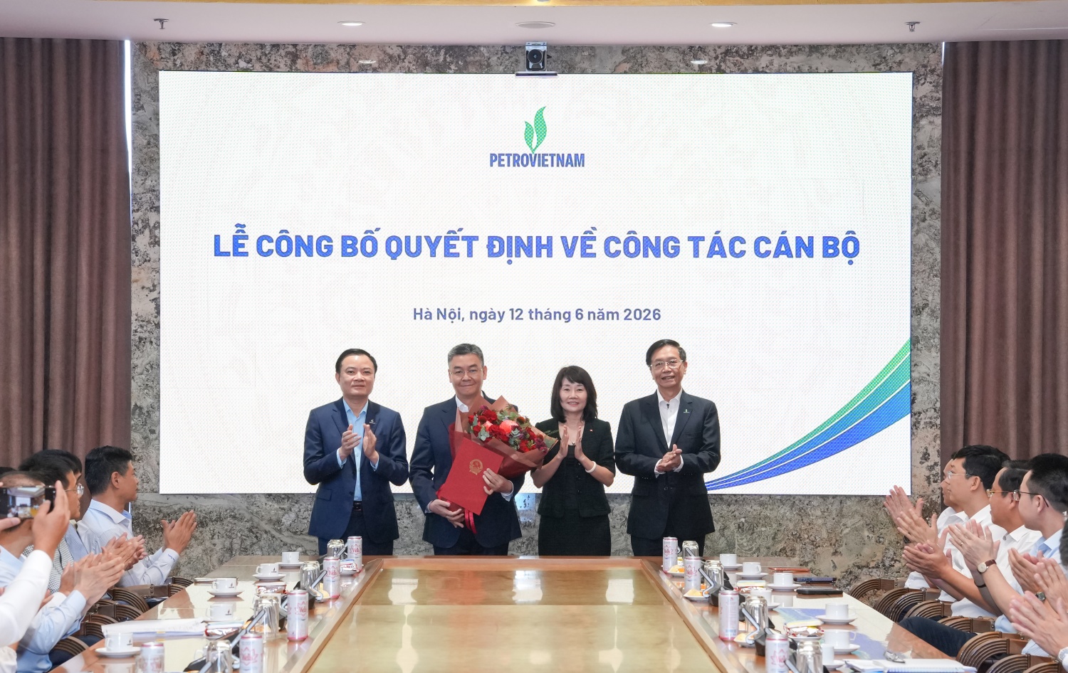 Các đại biểu chúc mừng đồng chí Lê Mạnh Cường giữ chức Phó Bí thư Đảng ủy Tập đoàn.