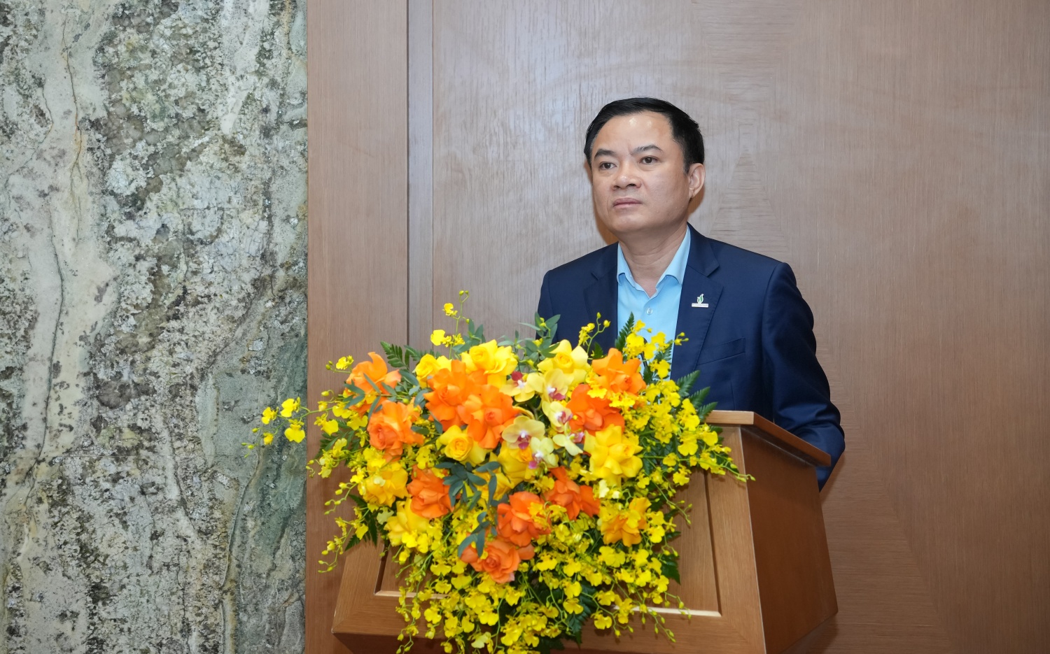 Đồng chí Lê Ngọc Sơn - Bí thư Đảng ủy, Chủ tịch HĐTV Petrovietnam chúc mừng đồng chí Lê Mạnh Cường và đồng chí Vũ Đào Minh