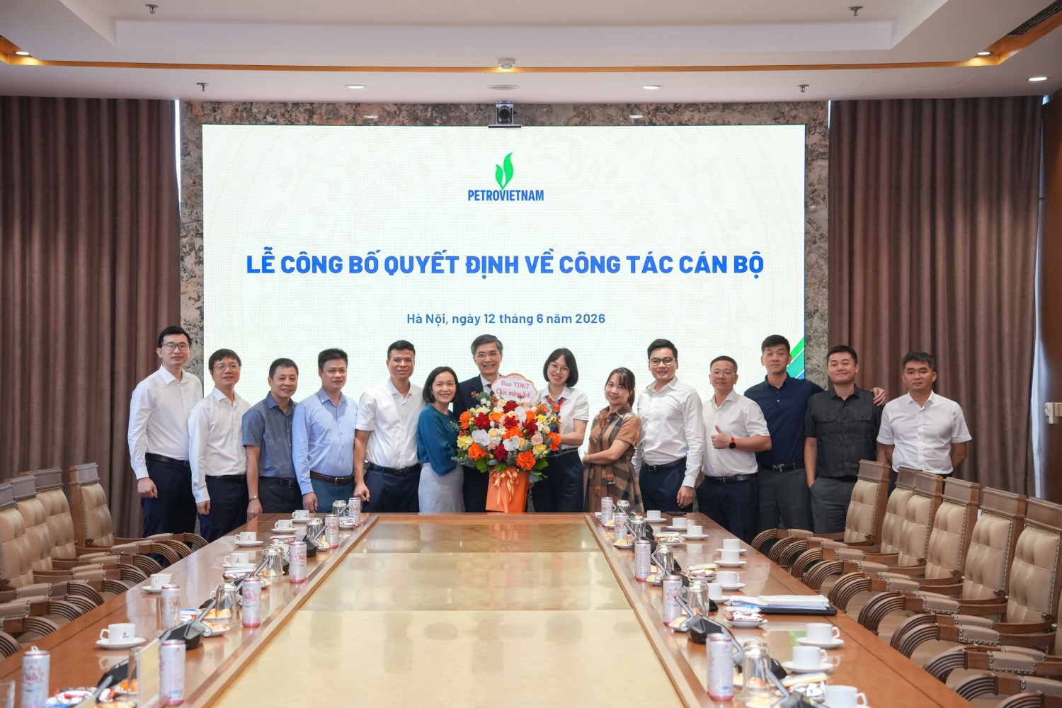 Cán bộ Ban Thăm dò - Khai thác Dầu khí chúc mừng đồng chí Vũ Đào Minh giữ chức Phó Tổng giám đốc Petrovietnam.