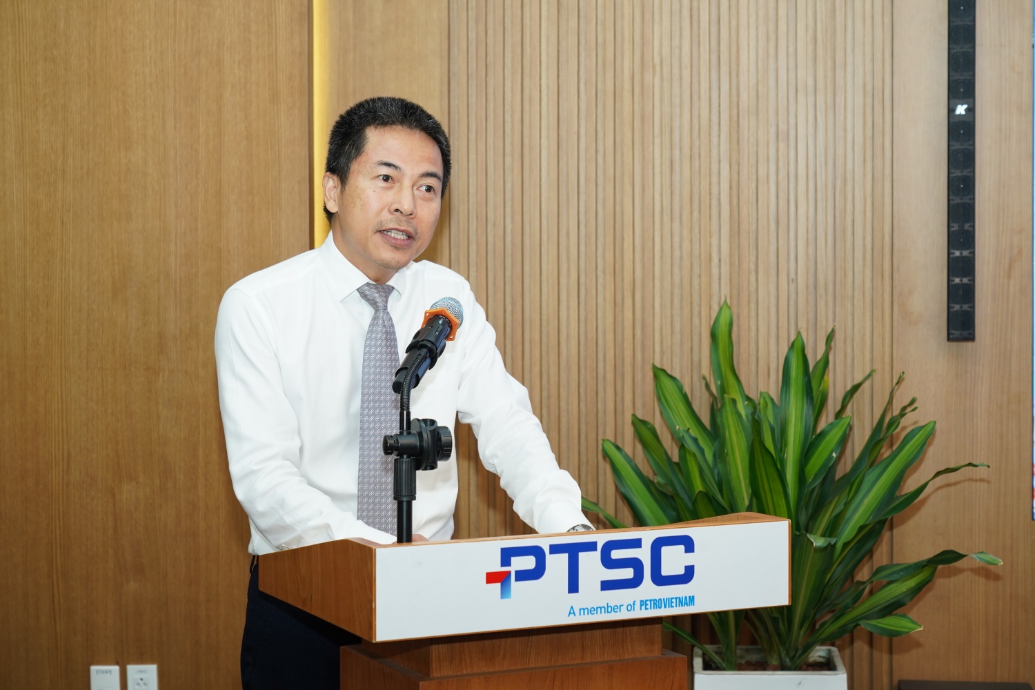 Ông Trần Đức Thăng - Trưởng ban Công nghiệp PTSC giới thiệu năng lực, thế mạnh của đơn vị và các đề xuất hợp tác trong thời gian tới
