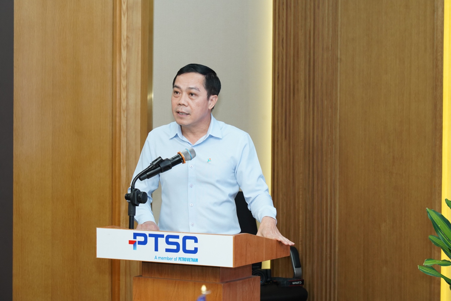 Ông Hoàng Tuấn Vinh, Trưởng Ban Kế hoạch đầu tư - đại diện phía PVFCCo - Phú Mỹ trình bày các báo cáo, kết quả kinh doanh và các định hướng trong tương lai của đơn vị