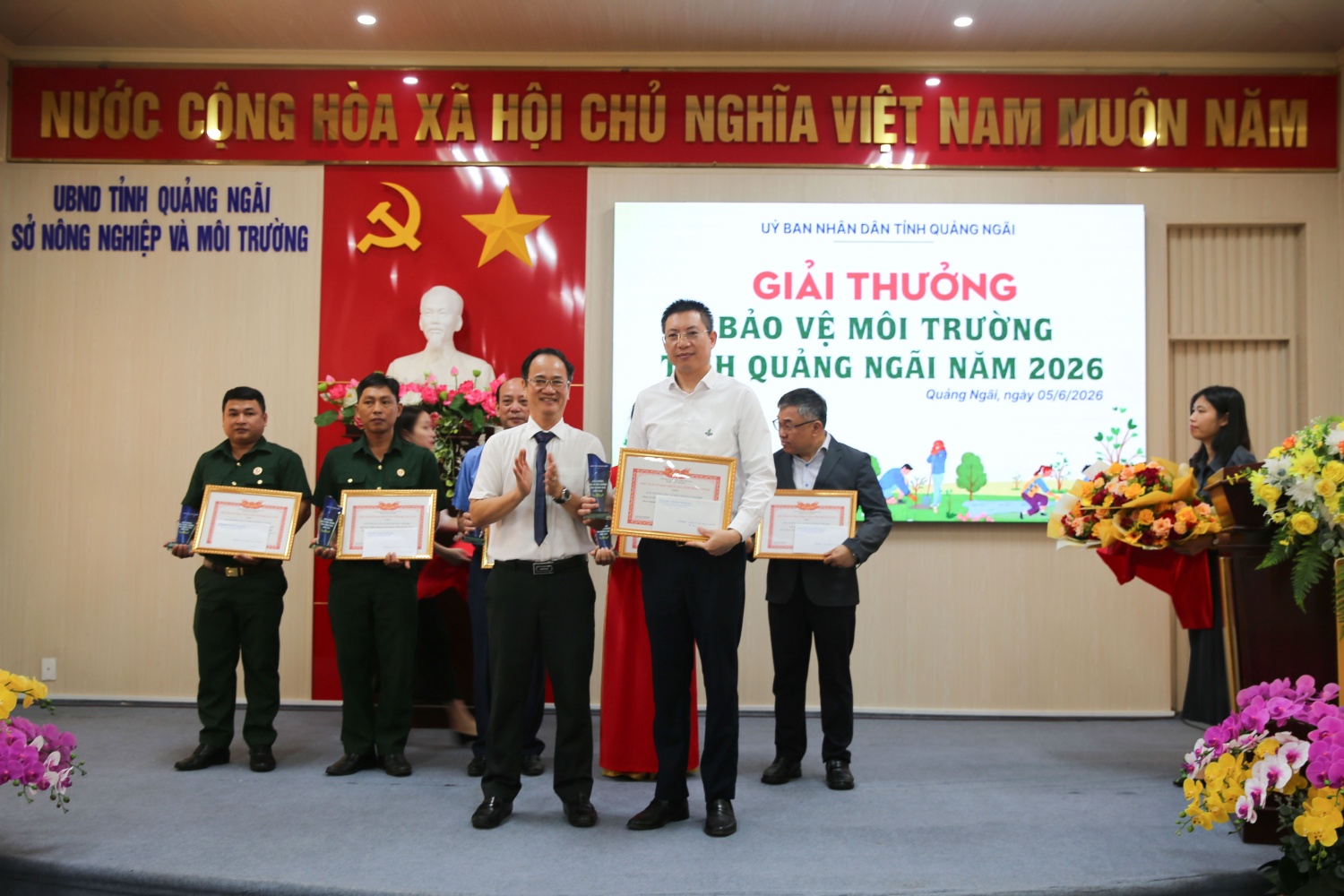Đại diện BSR nhận Giải thưởng Bảo vệ môi trường tỉnh Quảng Ngãi năm 2026, ghi nhận những nỗ lực nổi bật của doanh nghiệp trong công tác quản lý và bảo vệ môi trường năm 2026.