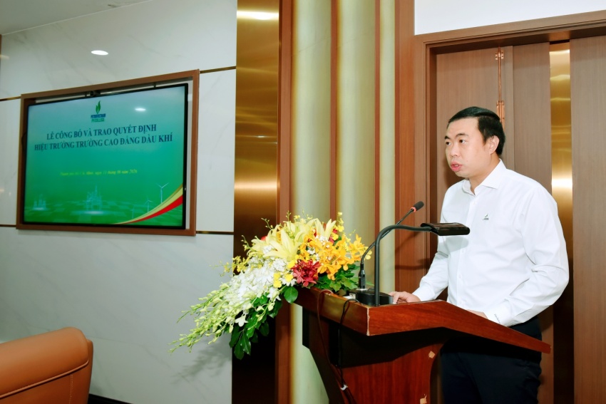 Ông Lê Phương – Phó Trưởng Ban Quản trị Nguồn nhân lực Tập đoàn công bố quyết định bổ nhiệm.