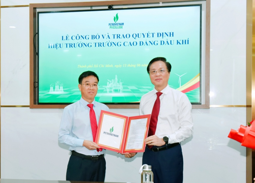 Thành viên HĐTV Petrovietnam Bùi Minh Tiến trao quyết định cho tân Hiệu trưởng PVCollege Ngô Xuân Hưng.