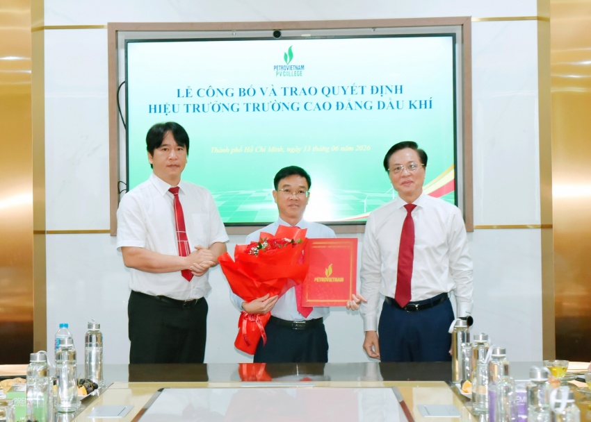 Ông Bùi Minh Tiến và ông Bùi Quốc Sơn chúc mừng tân Hiệu trưởng PVCollege Ngô Xuân Hưng