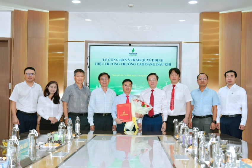Lãnh đạo Tập đoàn và lãnh đạo PV College tại buổi lễ.