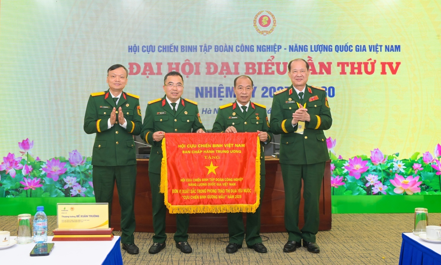 Hội CCB Petrovietnam vinh dự được Hội CCB Việt Nam trao tặng Cờ thi đua Đơn vị xuất sắc trong phong trào thi đua yêu nước 