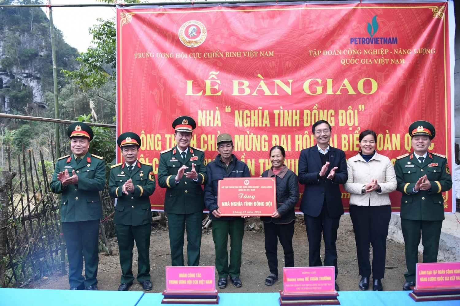 Lãnh đạo Hội CCB Việt Nam và Hội CCB Petrovietnam trao nhà “Nghĩa tình đồng đội” tại tỉnh Cao Bằng.