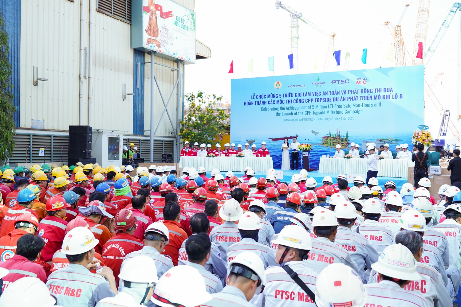 Người lao động PTSC tại công trường Dự án phát triển mỏ khí Lô B - dấu ấn năng lực dịch vụ kỹ thuật cao của Petrovietnam trong thiết kế, mua sắm, thi công, quản trị an toàn và triển khai các công trình năng lượng quy mô lớn.
