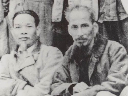 Chủ tịch Hồ Chí Minh và đồng chí Hồ Tùng Mậu (Ảnh tư liệu)