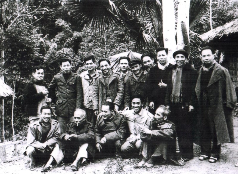Bác Hồ (ngồi đầu tiên, từ phải sang) chụp ảnh cùng một số Ủy viên Trung ương Đảng khóa II (năm 1951) tại Chiêm Hóa, Tuyên Quang. Đồng chí Hồ Tùng Mậu đứng thứ tư, từ phải sang. (Ảnh tư liệu)