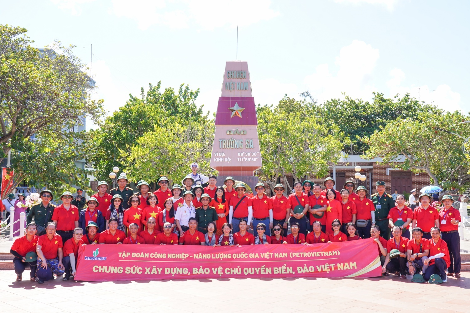 Đoàn công tác Petrovietnam thăm hỏi và tặng quà các cán bộ, chiến sĩ, người dân Trường Sa. (Ảnh chụp tại mốc chủ quyền đảo Trường Sa)