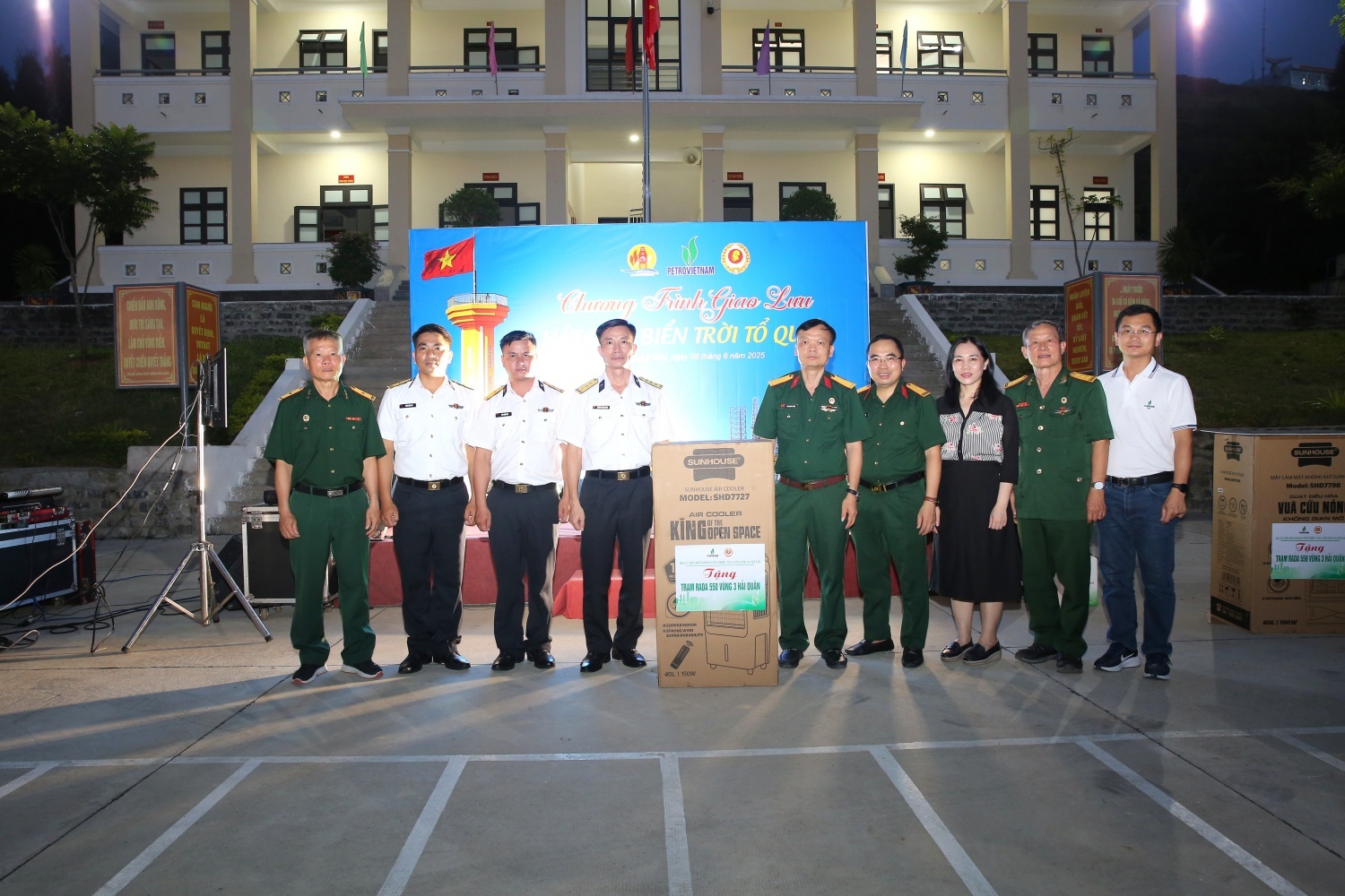 Đoàn công tác Hội CCB Petrovietnam và Câu lạc bộ Dầu khí Trường Sa thăm và tặng quà cho các chiến sĩ tại Trạm Ra đa 550 Vùng 3 Hải quân.
