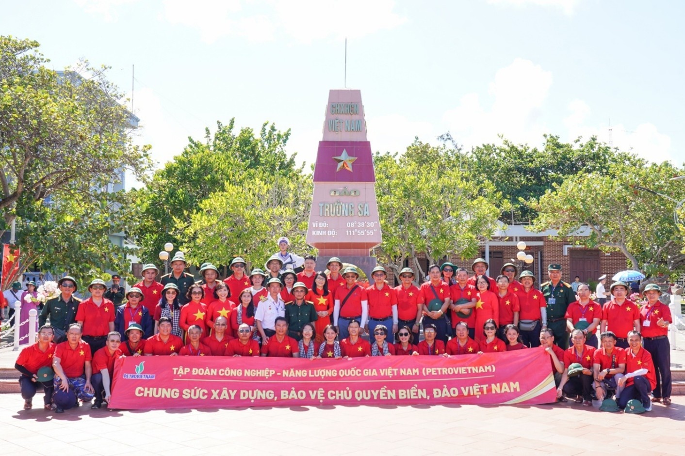 Đoàn công tác Petrovietnam thăm hỏi và tặng quà các cán bộ, chiến sĩ, người dân Trường Sa. (Ảnh chụp tại mốc chủ quyền đảo Trường Sa)