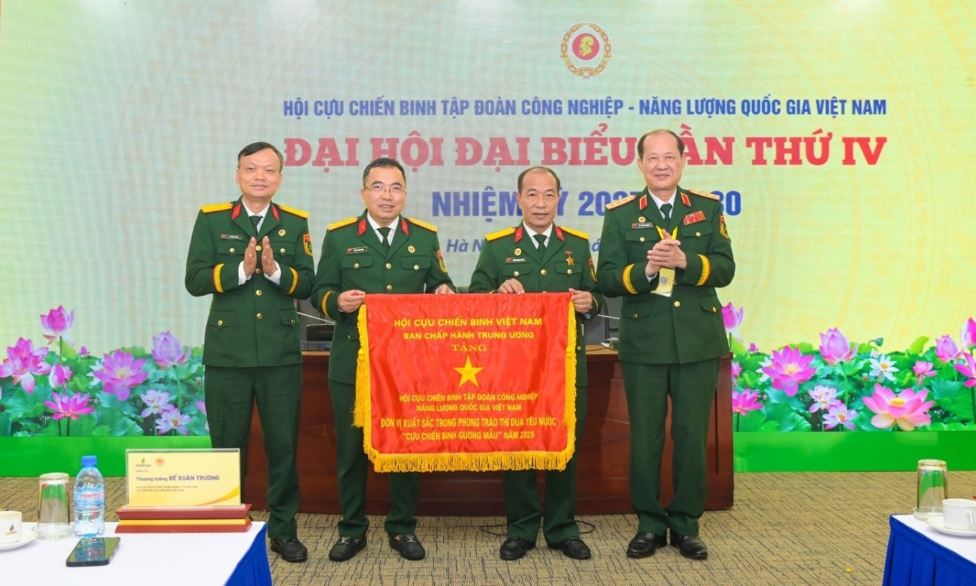 Hội CCB Petrovietnam vinh dự được Hội CCB Việt Nam trao tặng Cờ thi đua Đơn vị xuất sắc trong phong trào thi đua yêu nước 