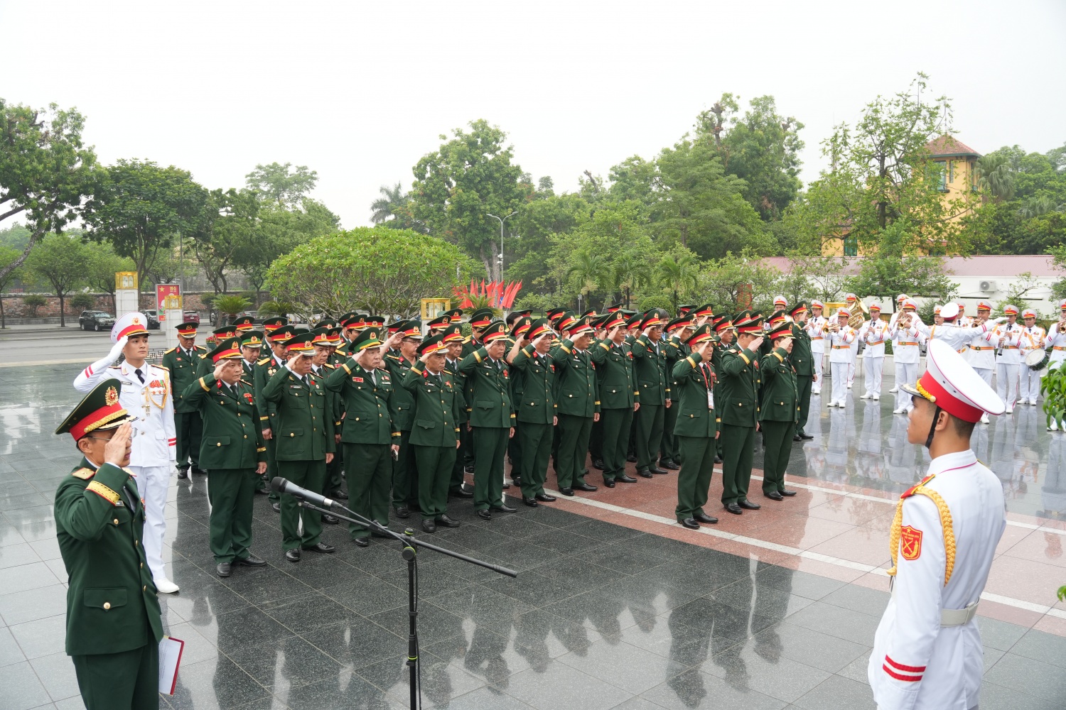 Đoàn đại biểu dự Đại hội đại biểu toàn quốc Hội CCB Việt Nam lần thứ VIII, nhiệm kỳ 2026-2031, dâng hoa tưởng niệm các anh hùng liệt sĩ.