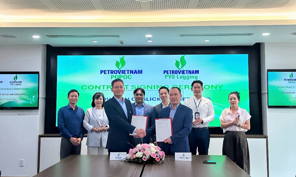 Ông Bùi Xuân Hiếu – Giám đốc PVD Logging và ông Lê Trần Minh Trí – Phó Tổng Giám đốc PQPOC thực hiện lễ ký hợp đồng trước sự chứng kiến của hai bên