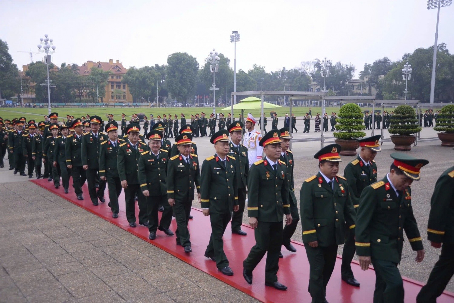 Đoàn đại biểu dự Đại hội đại biểu toàn quốc Hội CCB Việt Nam lần thứ VIII, nhiệm kỳ 2026-2031, thành kính dâng hoa và vào Lăng viếng Chủ tịch Hồ Chí Minh.