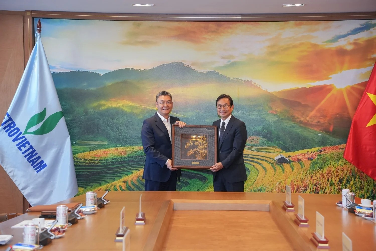 Mr. Le Manh Cuong, General Director of Petrovietnam, and Mr. Atsuhiko Hirano, Deputy General Director of Idemitsu Kosan - Photo: Petrotimes.
