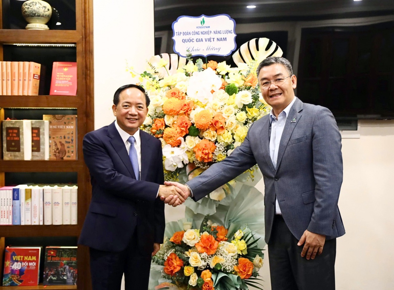 Đồng chí Lê Mạnh Cường, Phó Bí thư Đảng ủy, Tổng Giám đốc Petrovietnam chúc mừng đồng chí Trịnh Văn Quyết, Ủy viên Bộ Chính trị, Bí thư Trung ương Đảng, Trưởng Ban Tuyên giáo và Dân vận Trung ương.