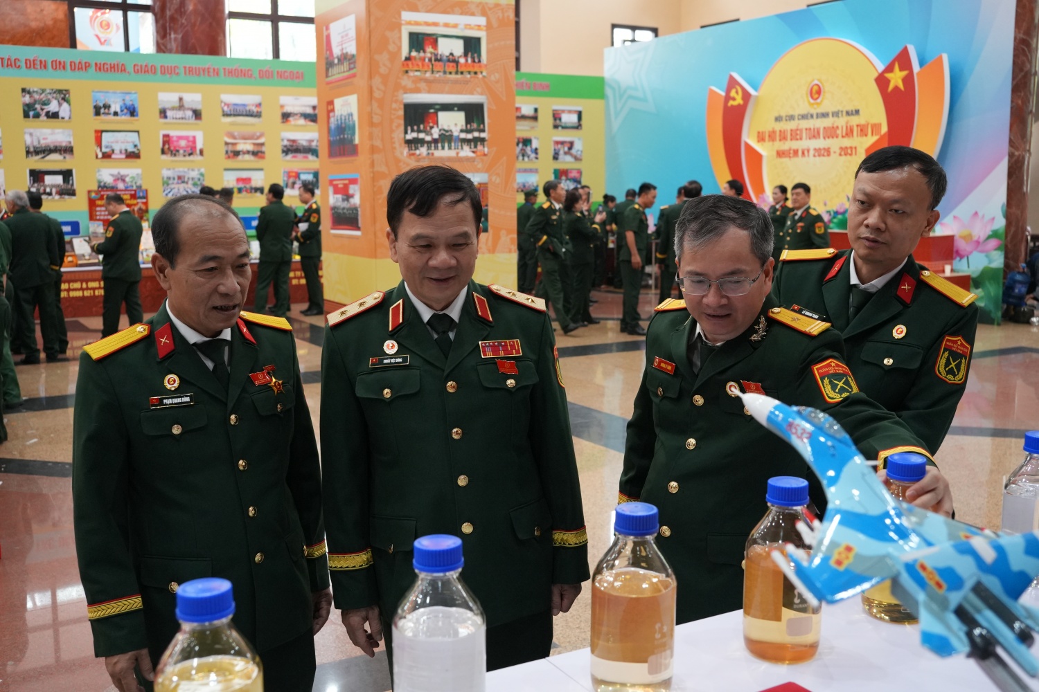 Các đồng chí trong Đoàn đại biểu Hội CCB Petrovietnam giới thiệu về các sản phẩm tiêu biểu của BSR.