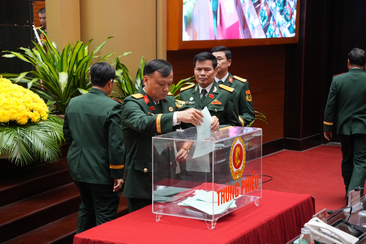 Các đại biểu bỏ phiếu bầu Ban Chấp hành Hội CCB Việt Nam khóa VIII.
