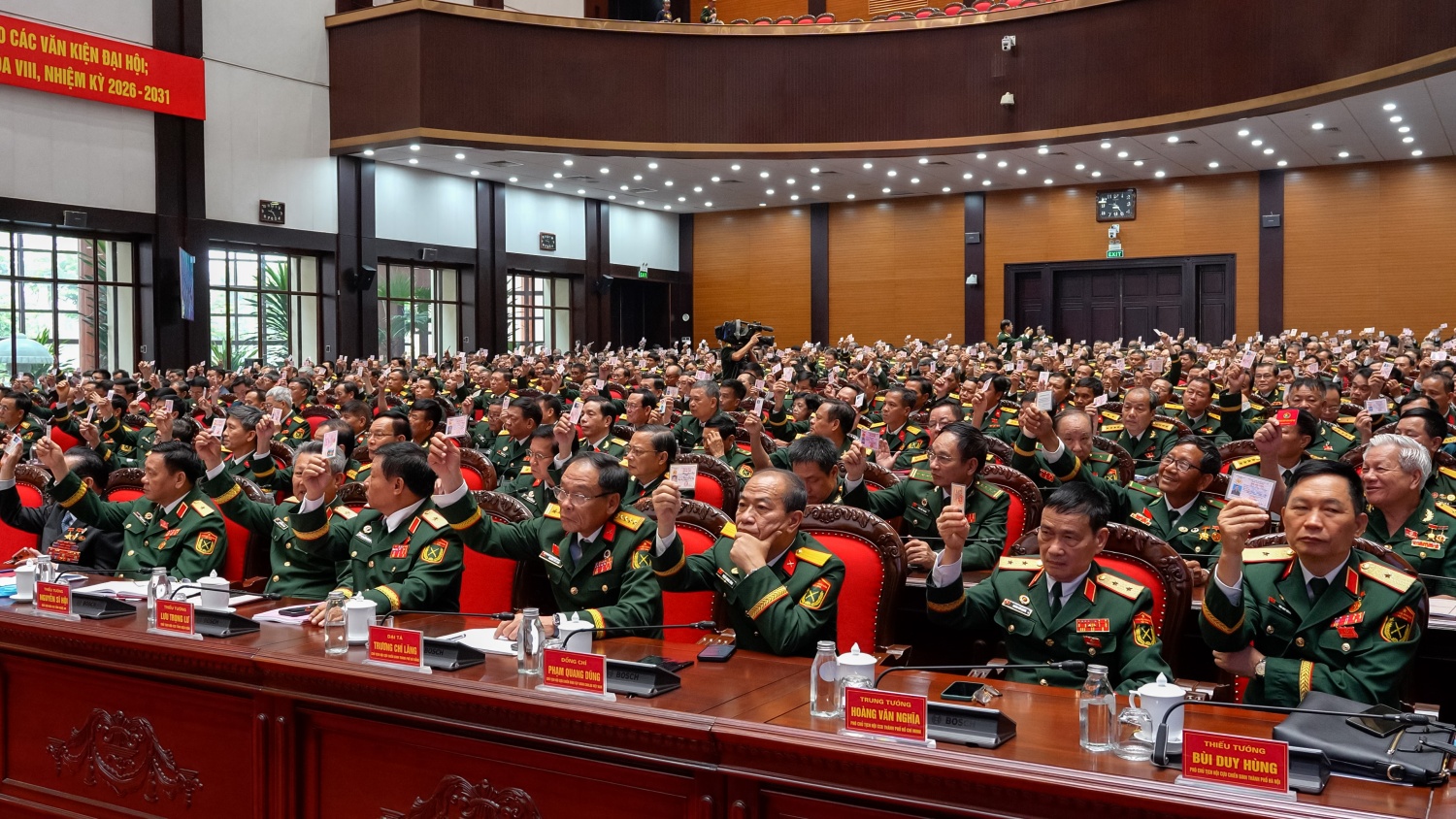 Đại biểu tiến hành biểu quyết tại Đại hội.