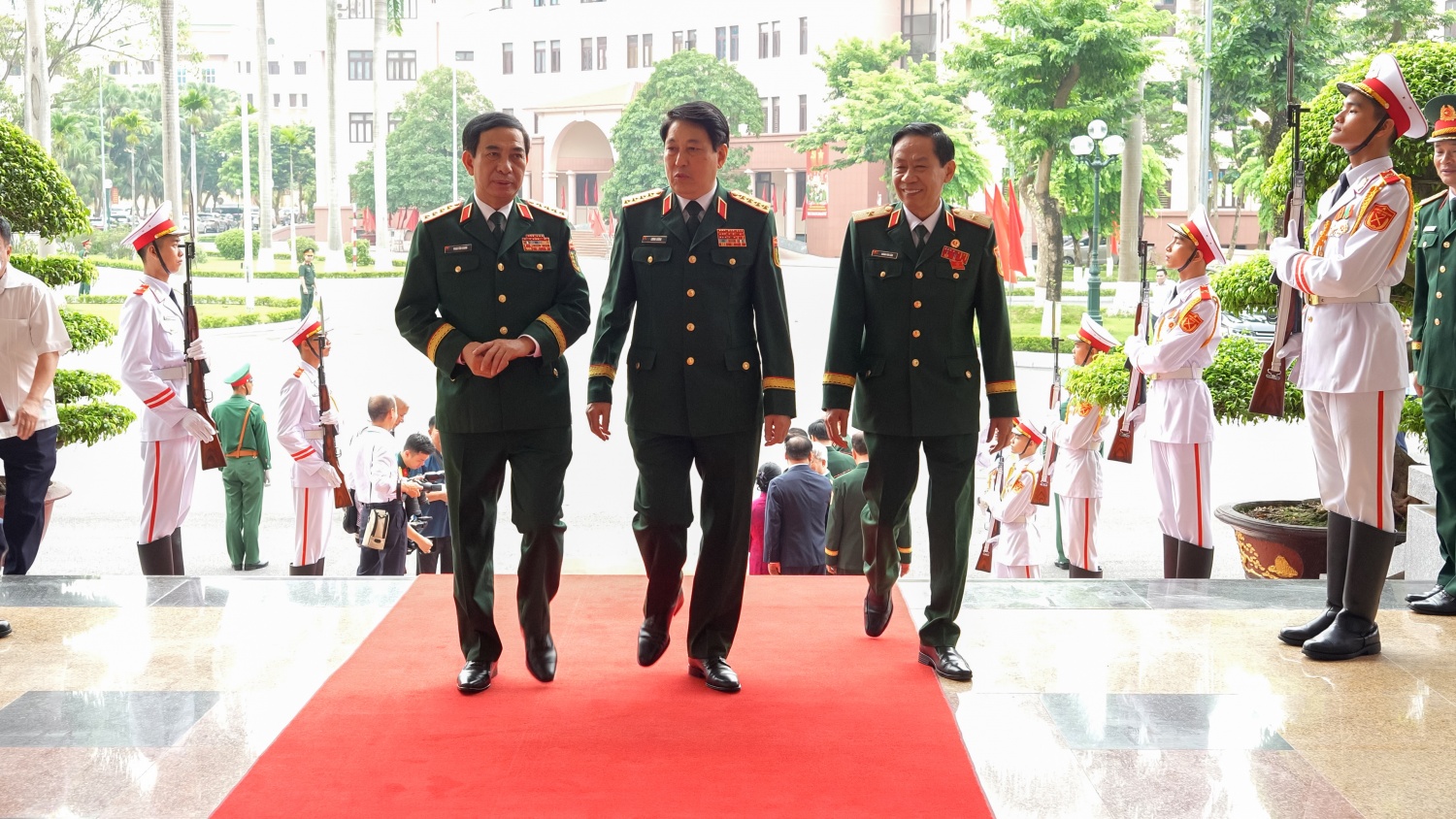 Nguyên Chủ tịch nước Lương Cường và Đại tướng Phan Văn Giang, Ủy viên Bộ Chính trị, Phó Thủ tướng Chính phủ, Phó Bí thư Quân ủy Trung ương, Bộ trưởng Bộ Quốc phòng đến dự Đại hội.