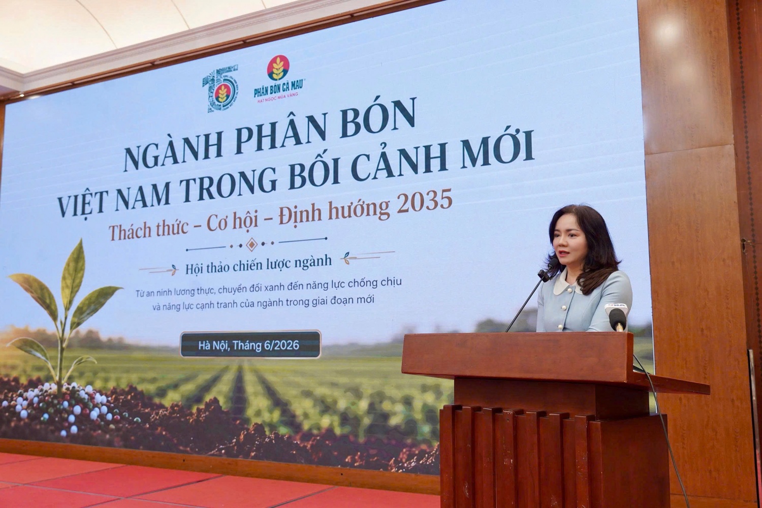 Bà Nguyễn Thị Hiền trình bày tham luận về ngành Phân bón Việt Nam trong bối cảnh mới.