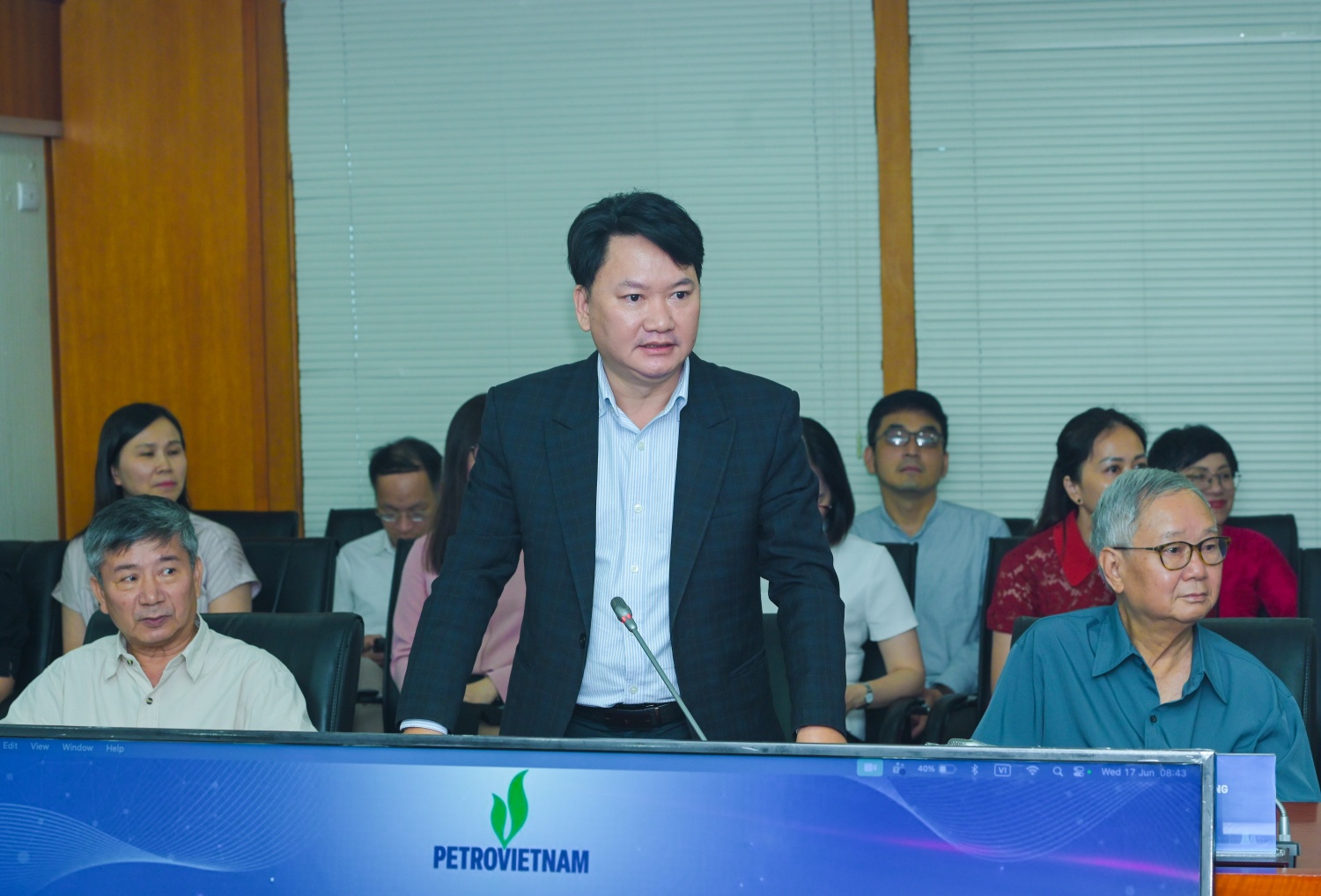 Nhà báo Phạm Thuận Thiên - Tổng Biên tập Tạp chí Năng lượng Mới - PetroTimes phát biểu đáp từ.