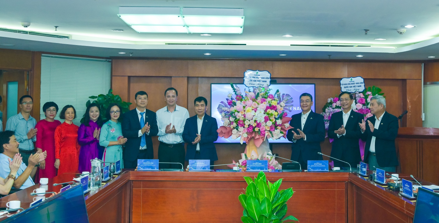 Lãnh đạo Petrovietnam chúc mừng Ban Biên tập Đặc san Dầu khí - Khoa học, Công nghệ và Đổi mới sáng tạo cùng cán bộ, nhân viên Tòa soạn Tạp chí Dầu khí.