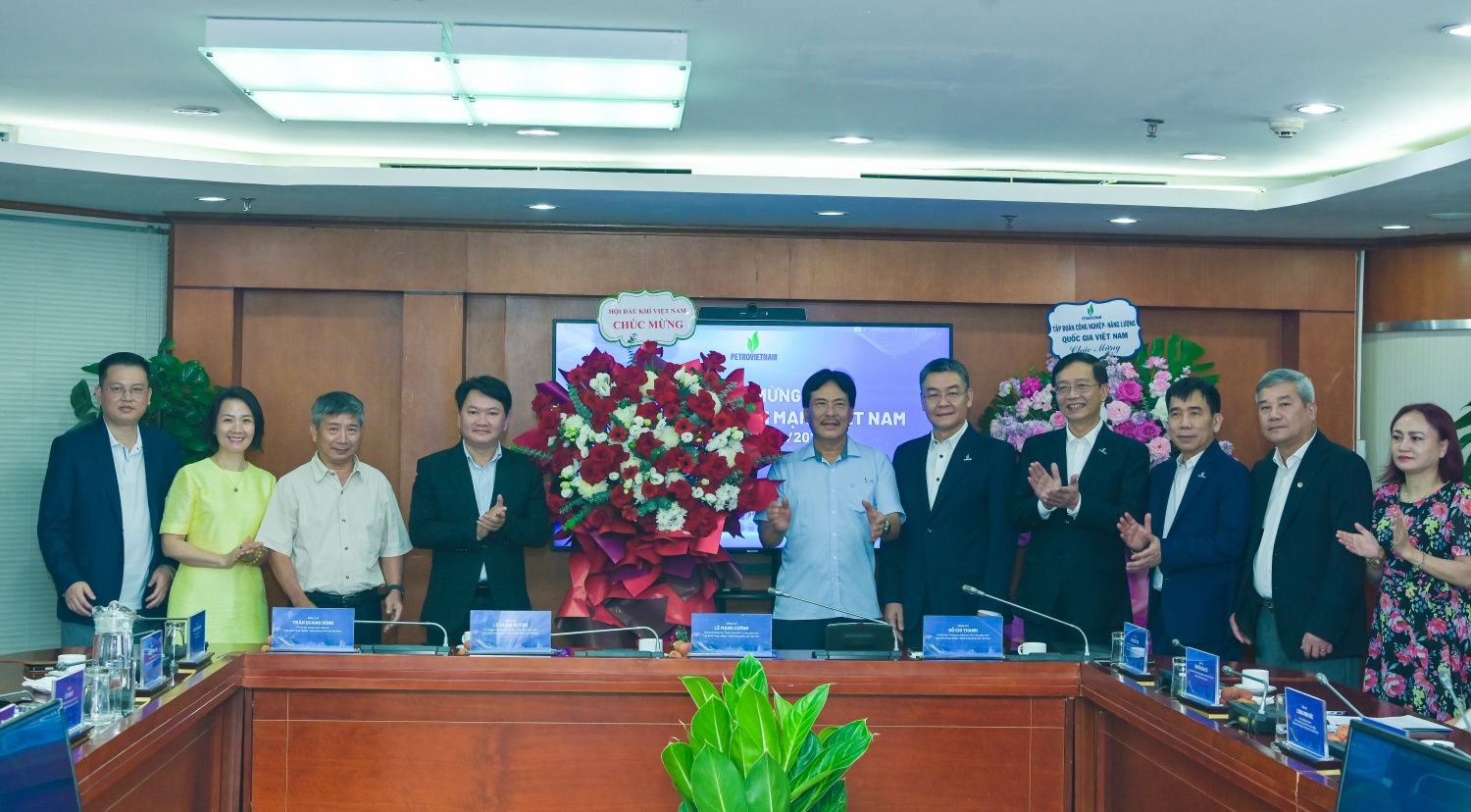 Lãnh đạo Hội Dầu khí Việt Nam và Petrovietnam chúc mừng đội ngũ người làm báo ngành công nghiệp - năng lượng.