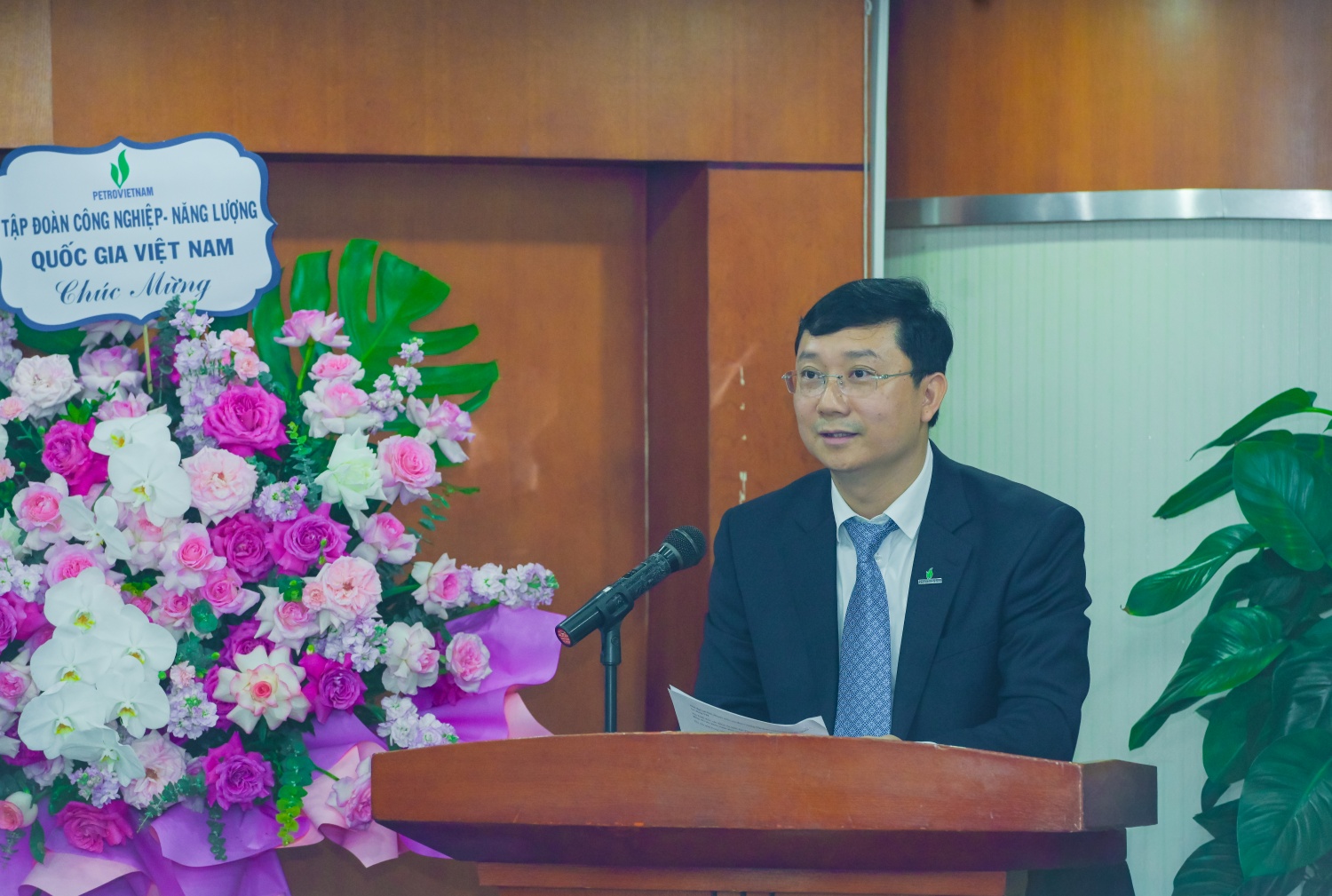 TS. Nguyễn Văn Tư phát biểu nhận nhiệm vụ.