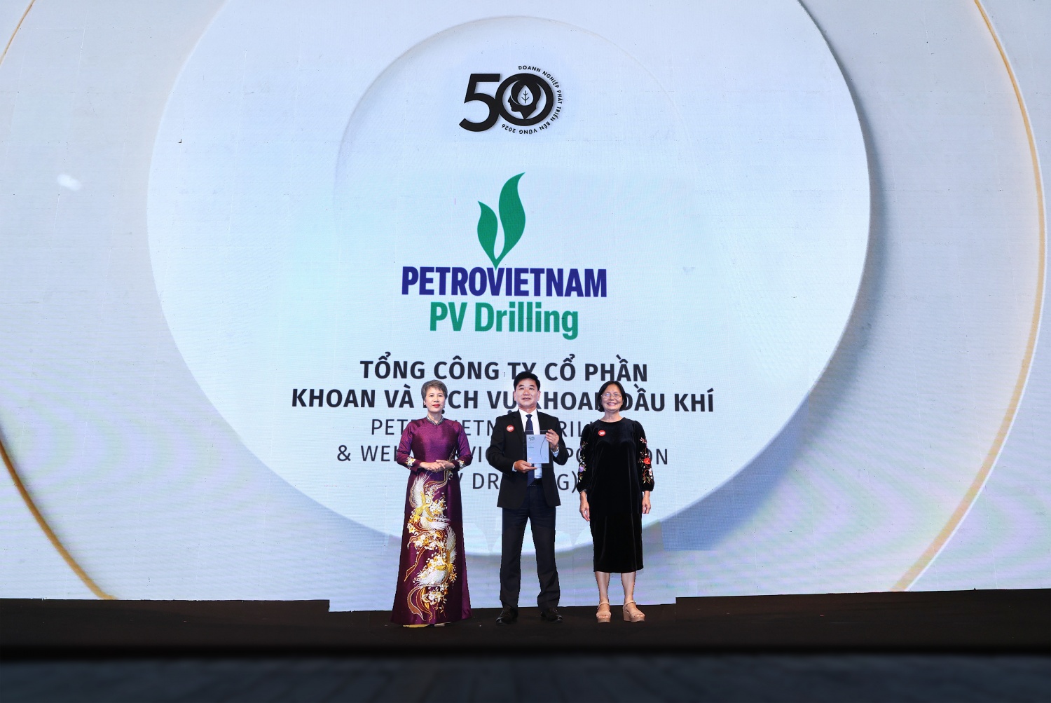 Ông Hồ Vũ Hải - Phó Tổng giám đốc Tổng công ty đại diện PV Drilling nhận danh hiệu Top 50 Doanh nghiệp phát triển bền vững năm 2026.