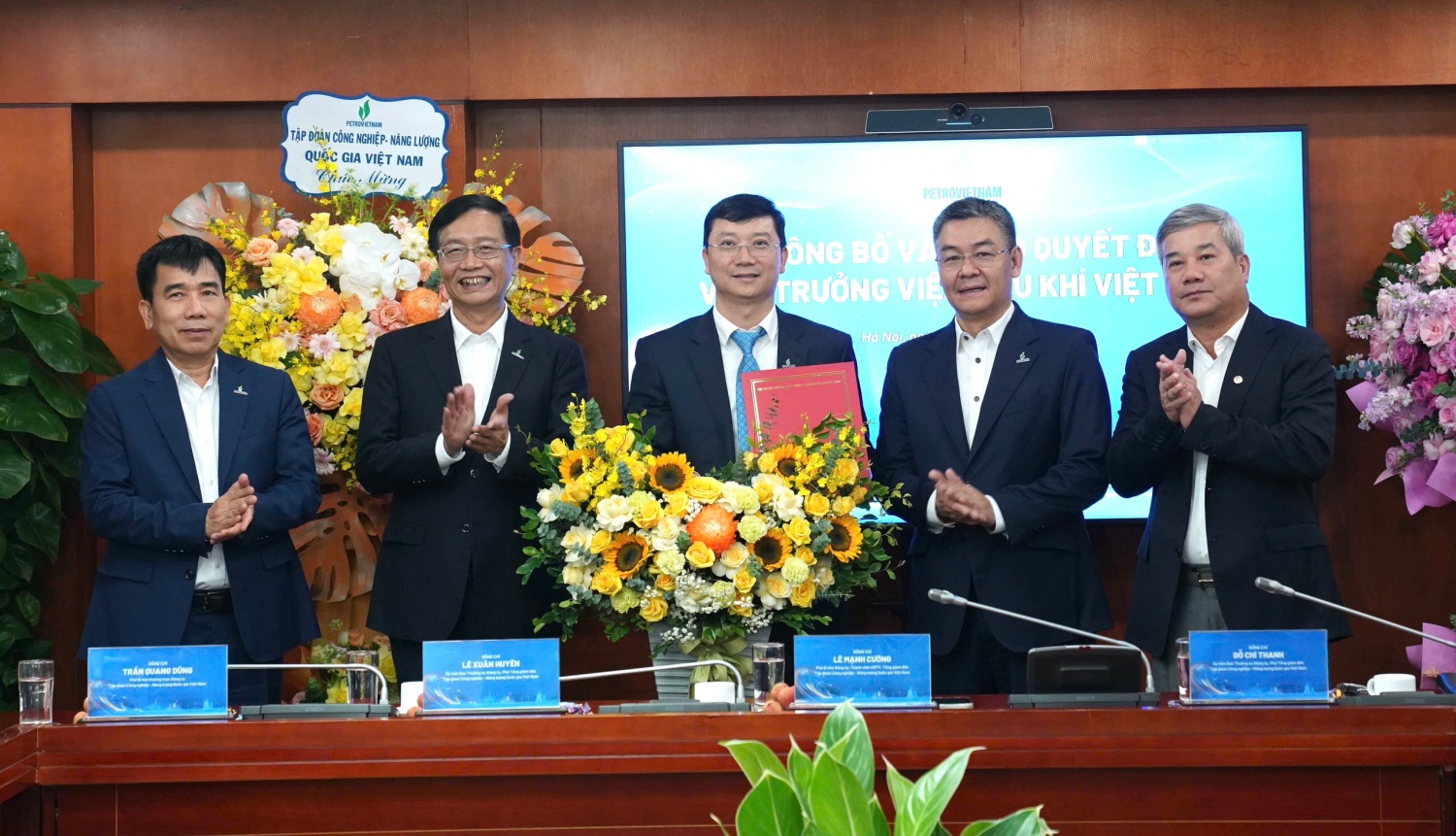 Lãnh đạo Petrovietnam chúc mừng Tân Viện trưởng Viện Dầu khí Việt Nam Nguyễn Văn Tư