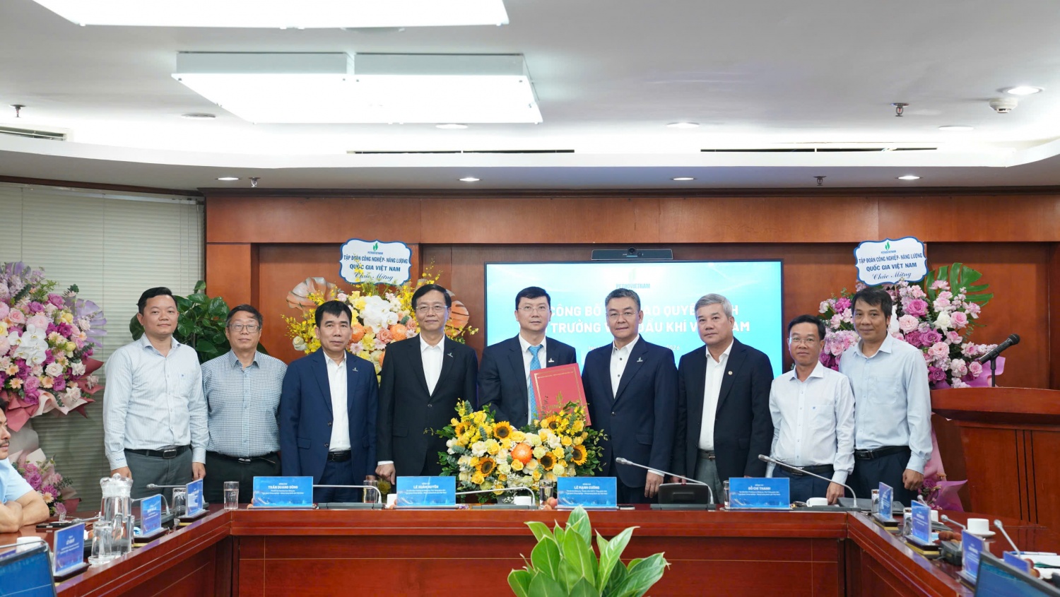 Các đại biểu chúc mừng Tân Viện trưởng Viện Dầu khí Nguyễn Văn Tư