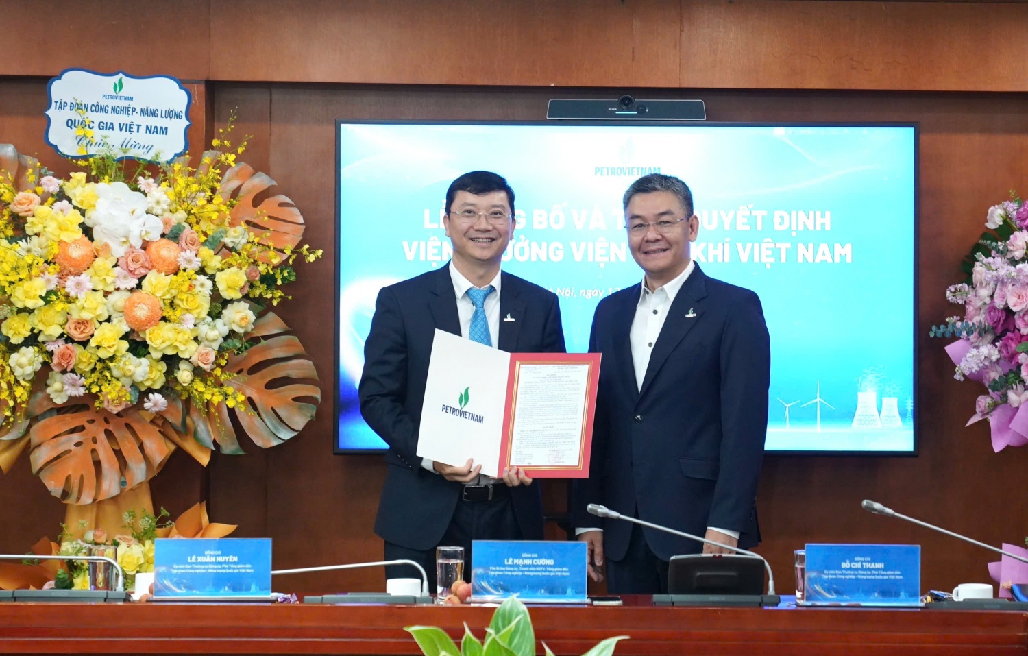 Tổng Giám đốc Petrovietnam Lê Mạnh Cường trao Quyết định cho TS. Nguyễn Văn Tư - Viện trưởng Viện Dầu khí Việt Nam