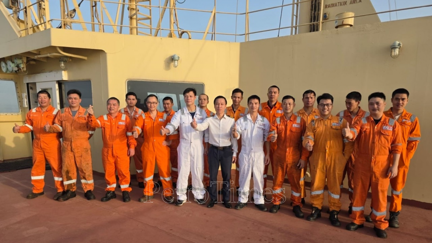 Đội ngũ cán bộ và thuyền viên của tàu PVT Valencia.