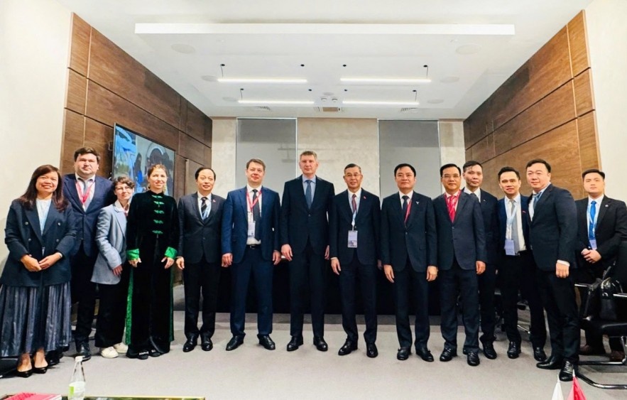 Bộ trưởng Ngô Văn Tuấn và Bộ trưởng Maxim Reshetnikov cùng thành viên tham dự cuộc hội đàm chụp hình lưu niệm. (Ảnh: Đức Tiến)