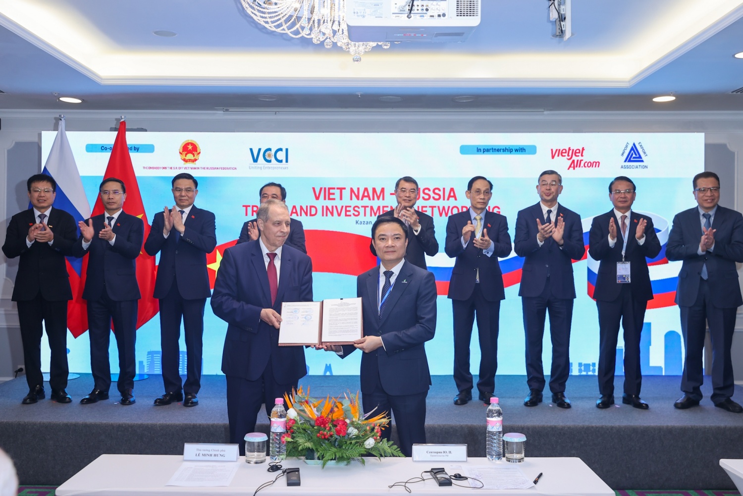 Ông S. Y. Petrovich, Quốc vụ khanh trao Quyền tham gia dự án Kharyaga PSA cho Petrovietnam trước sự chứng kiến của Thủ tướng Lê Minh Hưng