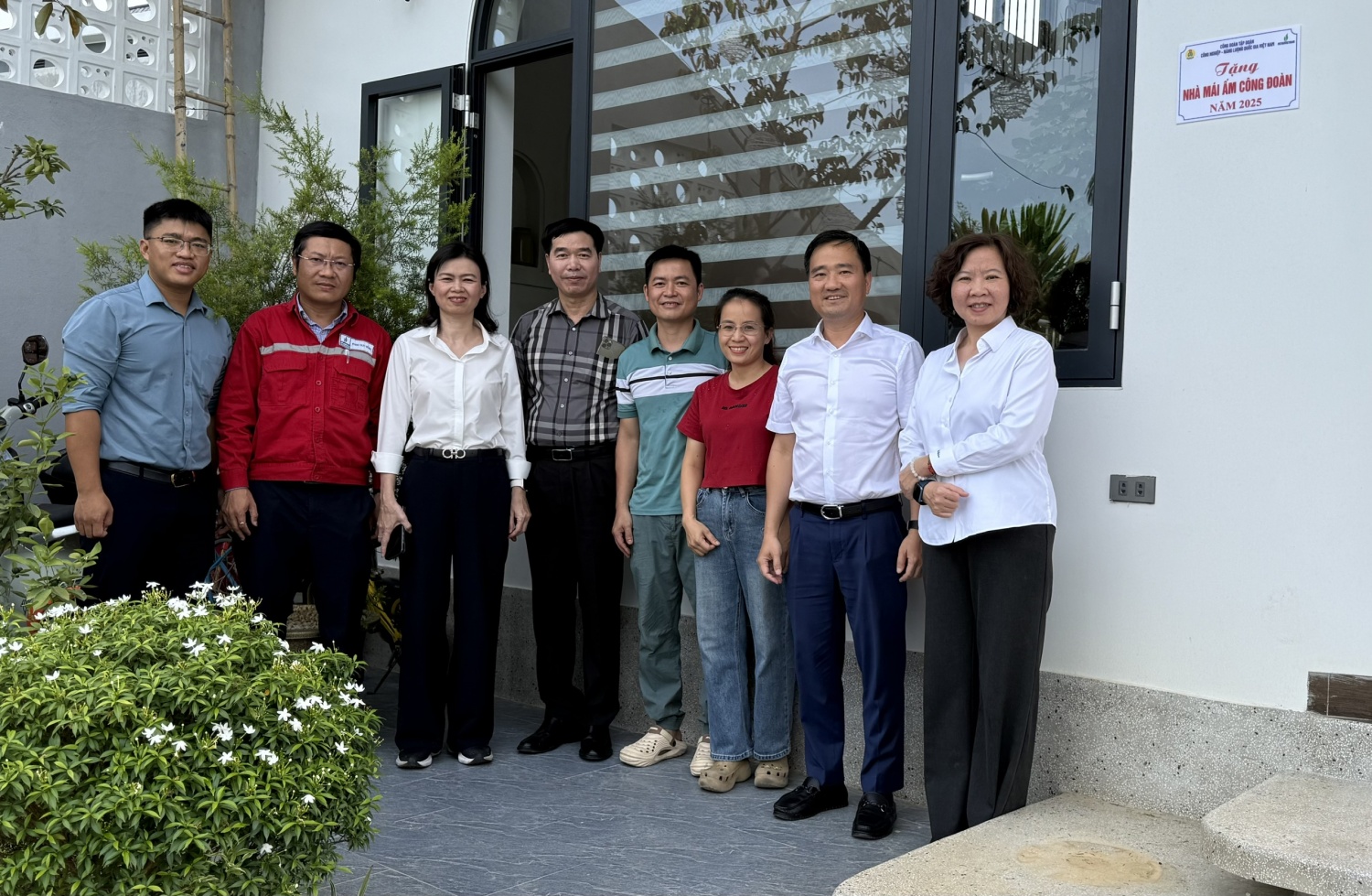 Đoàn công tác Công đoàn Petrovietnam chúc mừng gia đình anh Trần Hồng Lâm về ngôi nhà mới khang trang.
