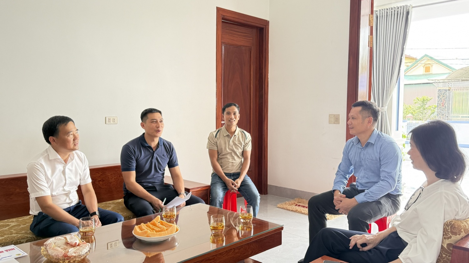 Công đoàn Petrovietnam đến thăm và chúc mừng gia đình anh Nguyễn Quốc Huân tại ngôi nhà mới.